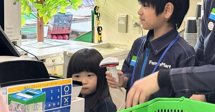 ファミマに「こども店長」　年間100回以上開催、どんなことをしているのか